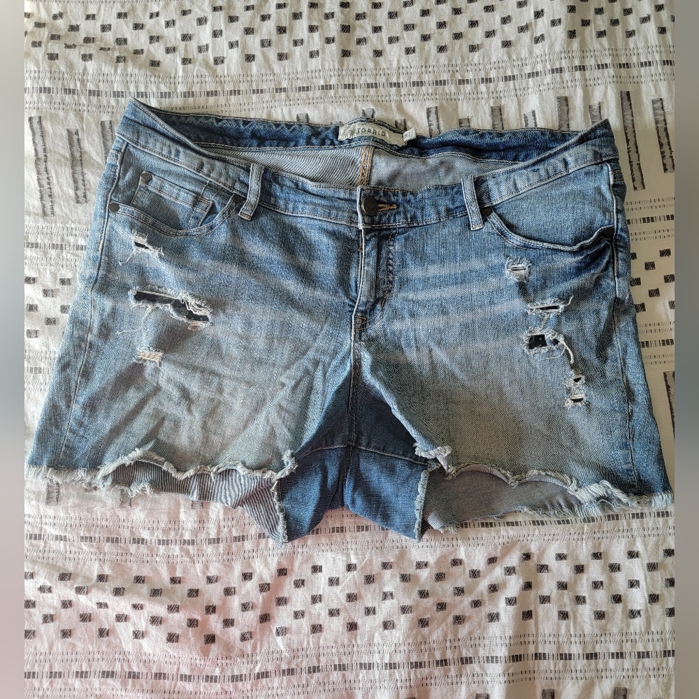 Torrid size 18 distressed shorts